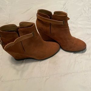 Size 9 Maurice’s wedge booties